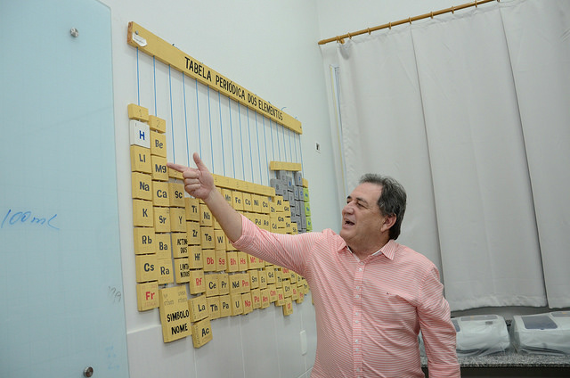 Em Coxim, senador Moka inaugura obras e relembra época de professor Moka relembra época em que dava aulas de Química. (Foto: Divulgação)