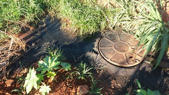 Vazamento está localizado na rua Jorge Elias Seba, no bairro Jardim Brasília em Três Lagoas. (Foto: Paulo Rezende)