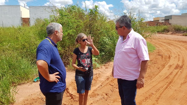 A moradora Aparecida Kátia Montemor da Cunha, relatou ao promotor Antônio Carlos Garcia de Oliveira e a equipe do Perfil News, que o odor é insuportável. (Foto: Paulo Rezende) 