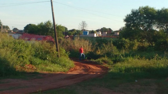 Caminhão da empresa Esgotec Limpa Fossa, realiza o procedimento no período da manhã. Foto: Aparecida Kátia Montemor da Cunha Oliveira)