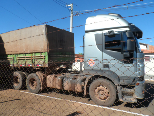 O veículo, trator Iveco transportava 51,6 m³ de madeira e na documentação ambiental (DOF – Documento de Origem Florestal) e na nota fiscal constavam apenas 44 m³ (Foto: Divulgação/PMA)