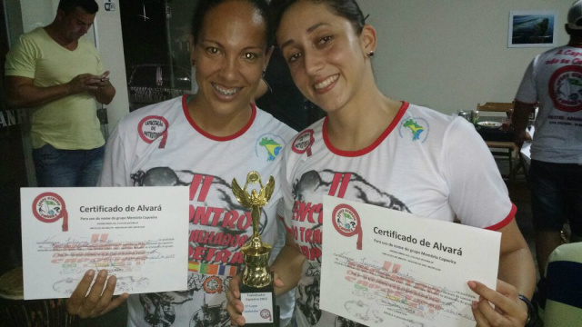 Capoeiristas se reúnem para comemorar 30 anos do Grupo Memória Juliana Araújo e Fernanda Aranha com seus alvarás para darem aula. (Foto: Divulgação)