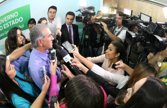 Após o evento, com a vice às costas, o governador atendeu os jornalistas (Foto: Divulgação)
