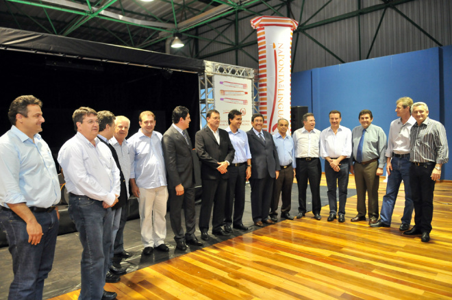 Os 13 prefeitos presentes na cerimônia de lançamento do projeto Na Ponta da Língua foram unânimes em ressaltar mais essa iniciativa do Sistema Fiems na área educacional, contemplando os municípios do interior de Mato Grosso do Sul.
(Foto: Assessoria de Comunicação)