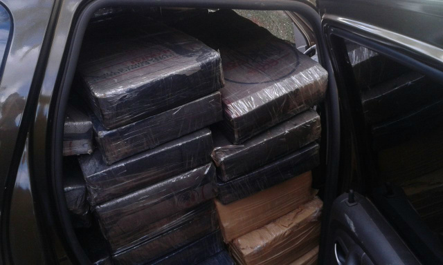 PRF e Civil de Água Clara apreendem mais de uma tonelada de maconha em carro roubado O carro estava completamente lotado com a droga. (Foto: Divulgação)