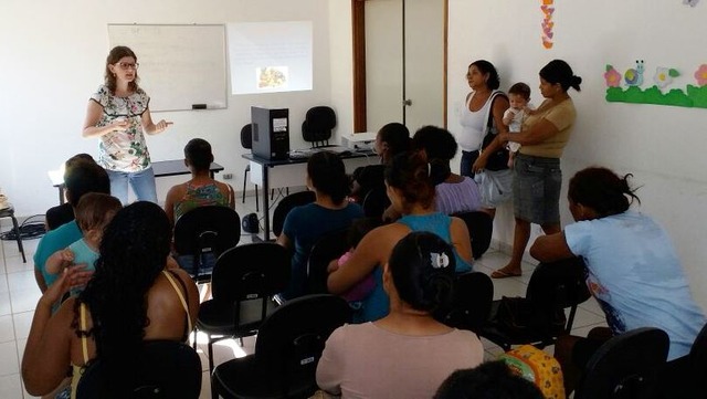 Nas orientações às mães, a nutricionista Silvana destacou também a importância de uma alimentação variada e composta de alimentos frescos e coloridos (Foto/Assessoria)