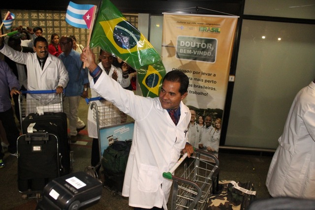 Mais Médicos não preenche nem metade das vagas em MS CHEGADA. Quando médicos cubanos chegram no Brasil em agosto de 2013 pelo aeroporto de Brasília (DF). - Foto: REPRODUÇÃO/Rogério Tomaz Jr
