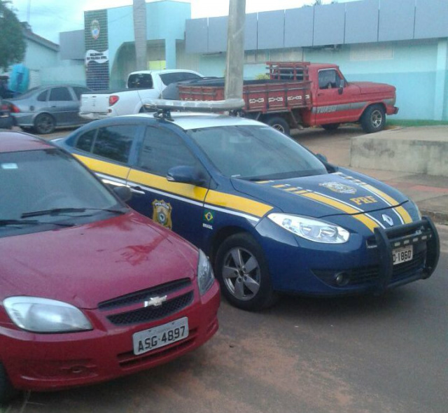 PRF e Civil de Água Clara apreendem mais de uma tonelada de maconha em carro roubado O celta fazia o trabalho de batedor da Duster. (Foto: Divulgação)