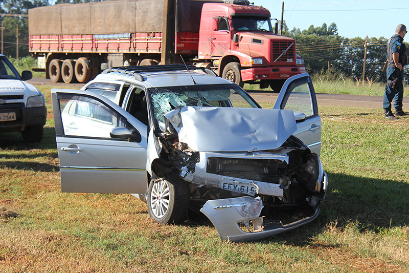 O carro bateu na traseira de uma carreta, que saia de um posto de gasolina (Foto: Site Jovensulnews)