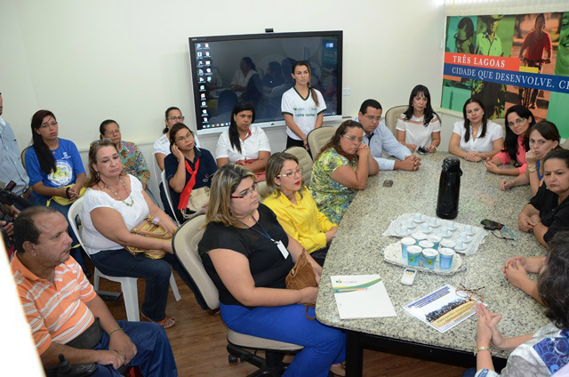 (Meio escondida na foto) A prefeita Marcia Moura disse que os empossados merecem o respeito e admiração da comunidade (Foto: Divulgação)