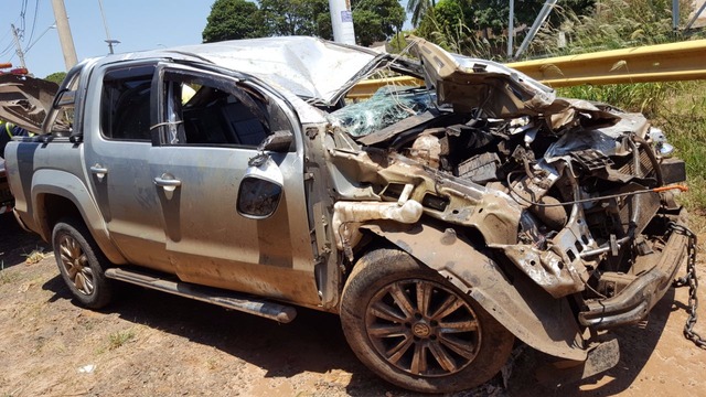 Caminhonete após capotar várias vezes ficou destruída e deu perda total, segundo informou a vitima (Foto: Divulgação) 