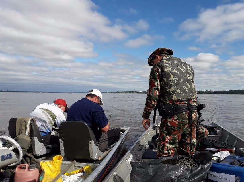 PMA autua dois paranaenses por pesca ilegal no Paraná e apreende barco e, motor de popa Eles não haviam capturado nenhum pescado ainda (Foto/Assessoria)