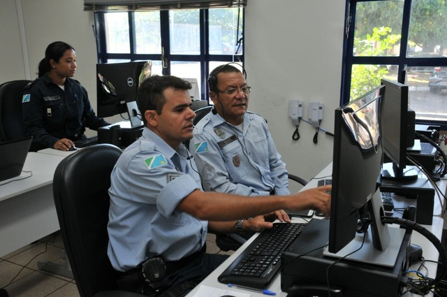 Com aplicativo e câmeras, PRE vai monitorar rodovias "inteligentes" de MS Policiais fazem monitoramento das vias e viaturas de MS. - Foto: Valdenir Rezende