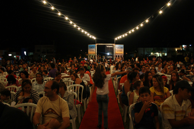 O melhor dia de exibição foi no domingo (27/04), quando 1.250 pessoas prestigiaram o projeto comparecendo à Praça central (Foto: Divulgação/Assecom)
