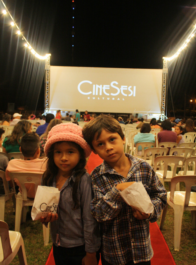 Até o momento, nas quatro primeiras cidades beneficiadas, 10.180 pessoas já assistiram aos filmes do Cine Sesi (Foto: Divulgação/Assecom)