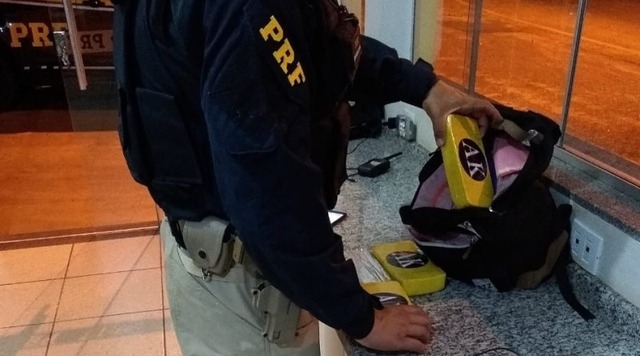 Homem é preso em Água Clara com 4kg de cocaína debaixo do banco de ônibus Foto: Divulgação PRF.