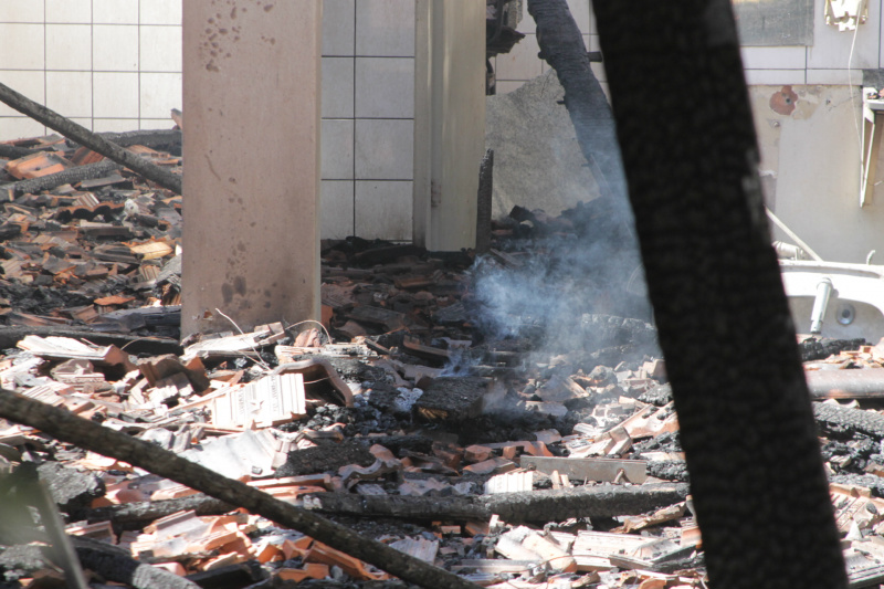 Interior da escola Flausina - alguns pontos onde ainda pela manhã havia fumaça, mesmo após bombeiros acabarem com o incêndio (Foto: Ricardo Ojeda)