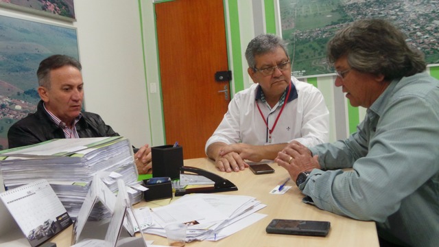 Na presença de Silas José, coordenador regional de governo, o prefeito Antonio Thiago explicou ao Perfil News, que apesar da crise política e econômica administração segue acima da média (Foto: Thais Santos)