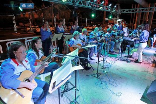 “Serenata e Bazar de Natal” tem início com a Orquestra Municipal de Viola Além da Orquestra, também estiveram presentes os artesãos que compõe a Casa do Artesão (Foto/Assessoria)