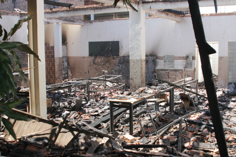 As chamas consumiram tudo dentro das salas de aula e em outras partes do prédio da escola (Foto: Ricardo Ojeda)