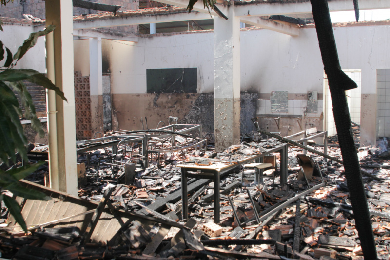 Incêndio em escola causa preocupação em pais de alunos As chamas consumiram tudo dentro das salas de aula e em outras partes do prédio da escola (Foto: Ricardo Ojeda)