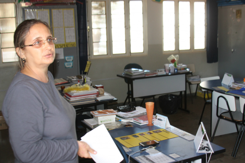 Lúcia, diretora da escola, abalada, conta que a documentação do colégio não foi atingida pelo incêndio (Foto: Ricardo Ojeda)