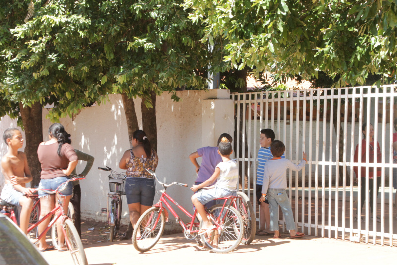 Pais e alunos estiveram na escola e conferiram o ocorrido, que causou tristeza na vizinhança (Foto: Ricardo Ojeda)
