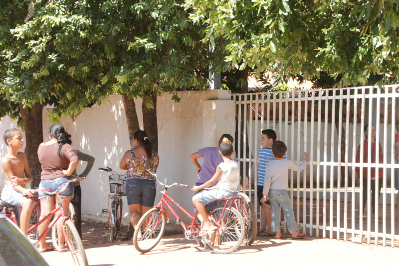 Incêndio em escola causa preocupação em pais de alunos Pais e alunos estiveram na escola e conferiram o ocorrido, que causou tristeza na vizinhança (Foto: Ricardo Ojeda)