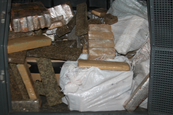 Grande parte da maconha foi encontrada na cozinha do rancho da vereadora Uma parte do carregamento da carga de maconha seria levado para São Paulo, após atravessar o rio Paraná de barco (Foto: Ricardo Ojeda)