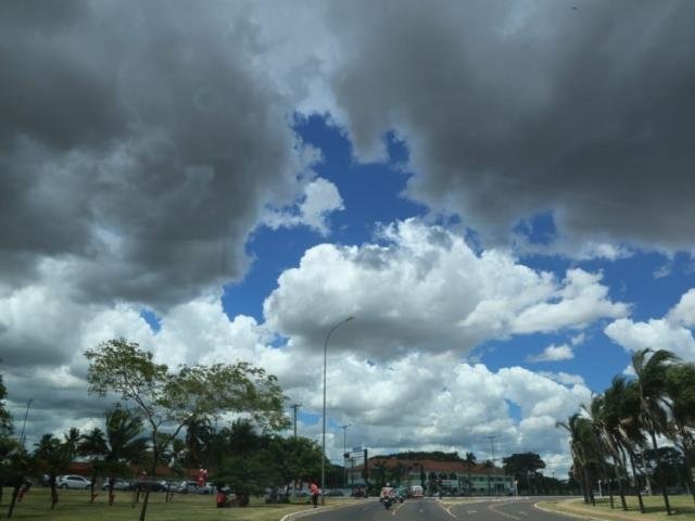 Inmet alerta para risco de tempestade com granizo em 10 cidades de MS Nuvens carregadas anunciam chuva para as próximas horas em Campo Grande (Foto: Kísie Ainoã)