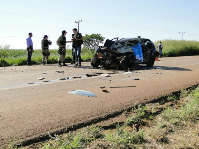 Morre mais uma vítima de colisão entre carro e ônibus escolar em MS Carro de passeio ficou destruído com a colisão (Foto: Suzana Vanessa/ Idest)
