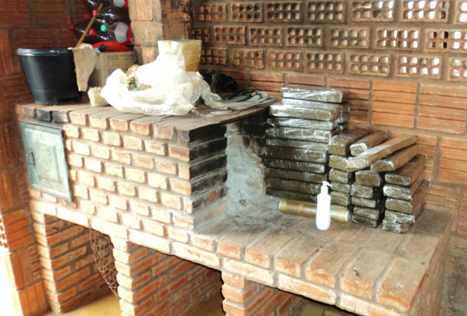 Fogão de lenha era utilizado para embalagem da droga que tinha como destino cidades do estado de São Paulo
