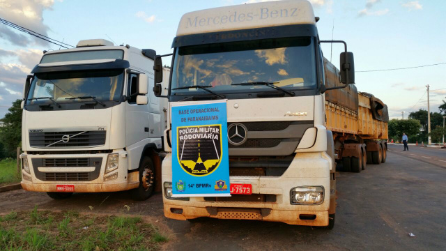 Um bitrem Mercedes Benz, com placas de São Paulo e uma carreta Volvo, de Santa Catarina, também carregavam a carga de cigarros. (Foto: Divulgação)