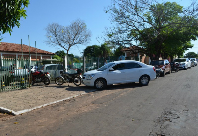 No local havia uma enorme fila de carros e motos no departamento de vistoria (Foto: Angela Bezerra)
