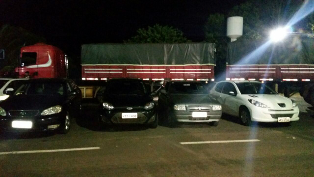 Carga de cigarros avaliada em quase R$ 2,5 milhões é apreendida no Bolsão Quatro carros foram apreendidos durante a apreensão. (Foto: Divulgação)