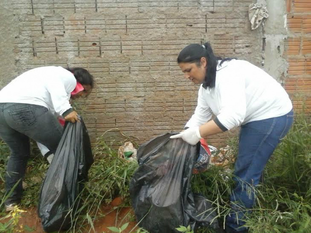 Saúde continua trabalho para diminuir casos de dengue Dependendo da situação do imóvel é realizado o manejo mecânico, com a remoção dos possíveis materiais onde o mosquito possa se proliferar (Foto: Divulgação/Assessoria)
