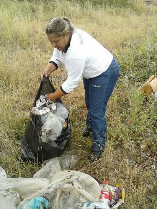 A equipe realiza o trabalho diário de visita domiciliar com orientação e verificação de possíveis criadouros do mosquito (Foto: Divulgação/Assessoria)