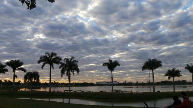 Sol entre nuvens marcaram o começa do dia em Três Lagoas (Foto:Ricardo Ojeda)