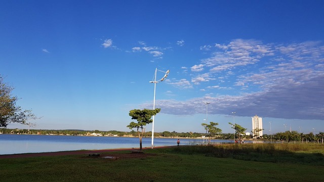 Na manhã desta quinta-feira (22), o céu de Três Lagoas estava com formação de nuvens. (Foto: Ricardo Ojeda)