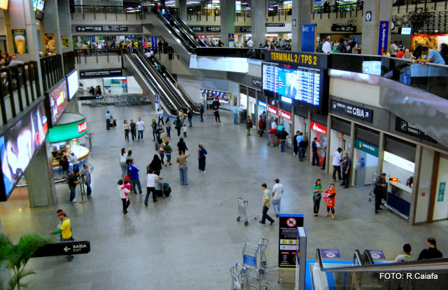 Passagem aérea varia até 135% conforme dia da semana Aeroporto de Guarulhos (SP): movimento menor aos domingos (Foto: Google)