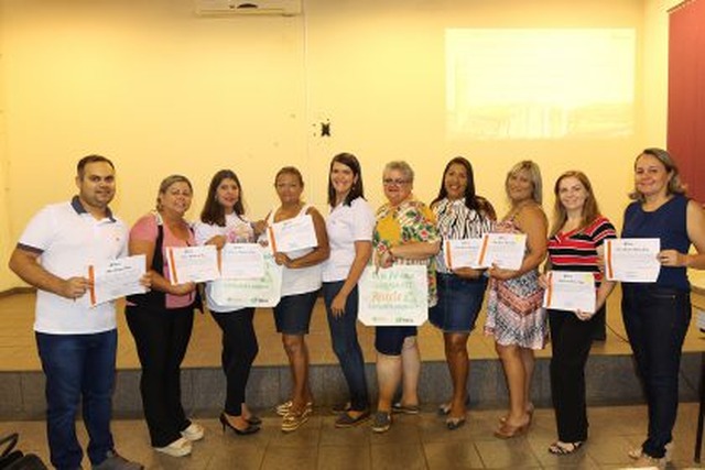 Professores da REME se reúnem com supervisora da Fibria para apresentarem projeto desenvolvido durante o ano Jornal de Educação Ambiental da Fibria é distribuído a alunos do 4º ano do Ensino Fundamental para cinco escolas da REME (Foto/Assessoria)