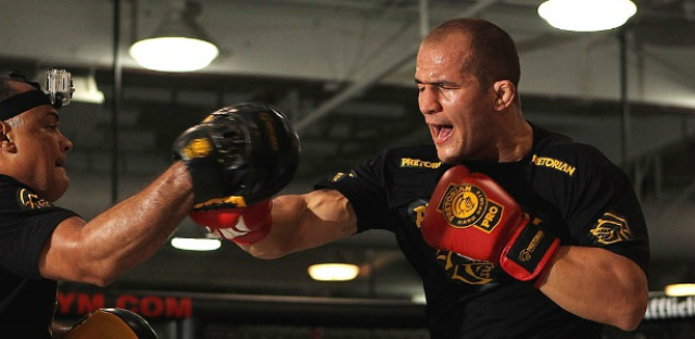 Cigano estava inseguro e é muito melhor do que o que se viu, diz ex-técnico