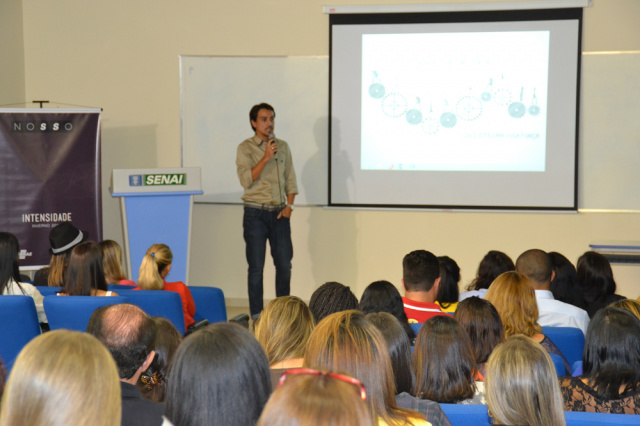 Durante o lançamento, o técnico do Senai de Campina Grande (PB), Rafael Lemos, ministrou uma palestra sobre as inspirações para o inverno do próximo ano em cores, tecidos e modelagem (Foto: Divulgação/Assecom)