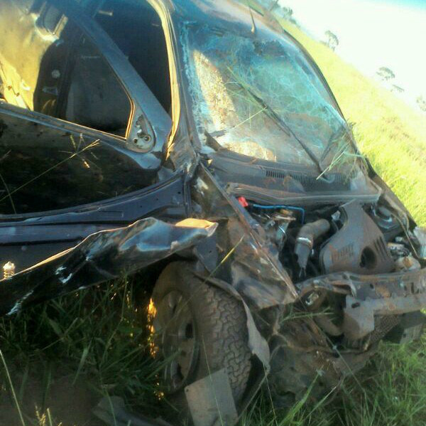 Acidente entre Paranaíba e Carneirinho – MG deixa jovem gravemente ferido Com o impacto do capotamento, um jovem de 19 anos teve o braço amputado (Foto: Interativo MS)