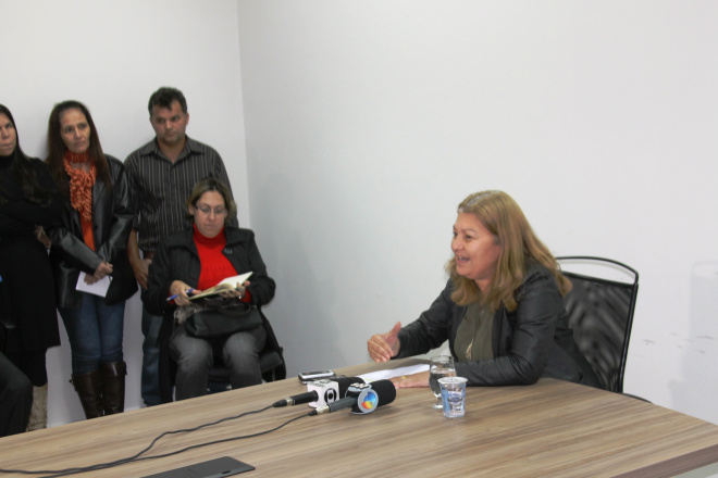 Em coletiva, Marisa Rocha explica situação, mas “ponto de interrogação” continua Vereadora a princípio iria falar a imprensa no plenarinho da Casa de Leis, mas concedeu coletiva aos jornalistas na sala de reunião da presidência do legislativo onde afirmou que não sabia de nada do que acontecia no rancho (Foto: Ricardo Ojeda)