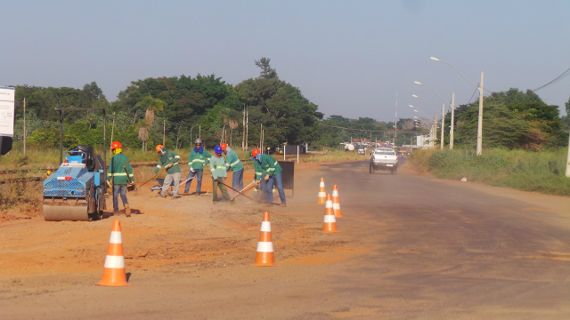 Construtora contratada pela Fibria iniciou o serviço de recuperação da via no sábado e deve concluir ainda nesta semana (Foto: Ricardo Ojeda)