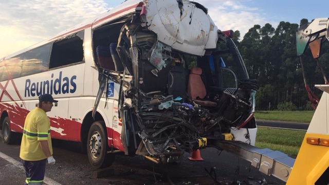 Acidente entre ônibus e caminhão de cana deixa um morto e dezenas de feridos Parte da frente do ônibus ficou destruída após a colisão com o caminhão em Lins (Foto: Gustavo Lago / TV TEM )