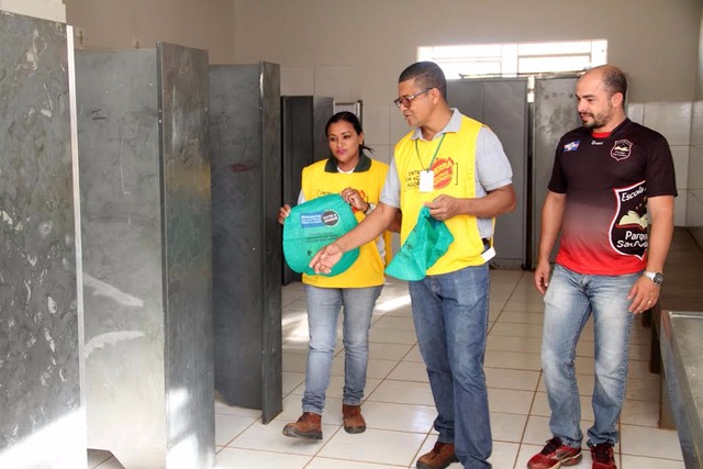 Saúde realiza ações de combate ao mosquito e prevenção da dengue nas férias escolares A ação consiste em visitar todas as escolas públicas e particulares e orientar os responsáveis para a prevenção da proliferação dos vetores (Foto/Assessoria)