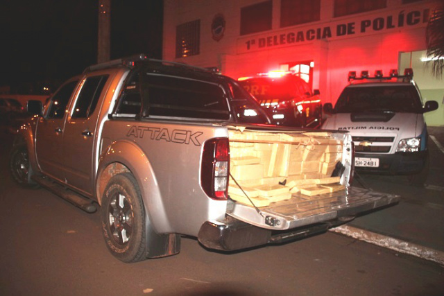 PRF prende dois e apreende caminhonete recheada com quase duas toneladas de drogas A caminhonete com os tabletes de drogas, assim como os acusados, foram encaminhados para a DP local (Foto: Jornal da Nova)