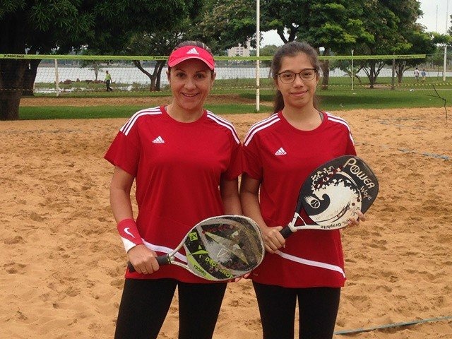 Atletas de MS disputam competição nacional de beach tennis Eva Regina e Raissa Caroline disputam evento nacional (Foto: Divulgação)